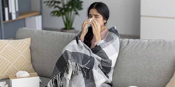 mulher com sintomas de gripe